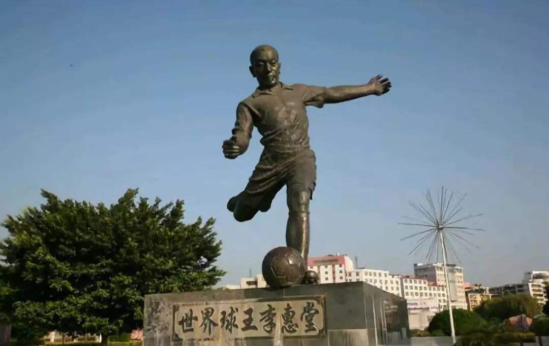 李惠堂：靠踢柚子练球的“世界五大球王”，生涯共踢进1860球
